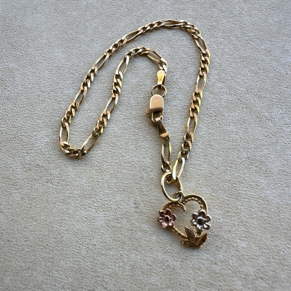 Solid 14k 7” yellow gold linked heart charm bracelet - Picture 3 of 7